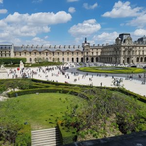 Nous allons faire du shopping dans le musée de Louvre