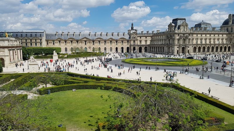 Nous allons faire du shopping dans le musée de Louvre