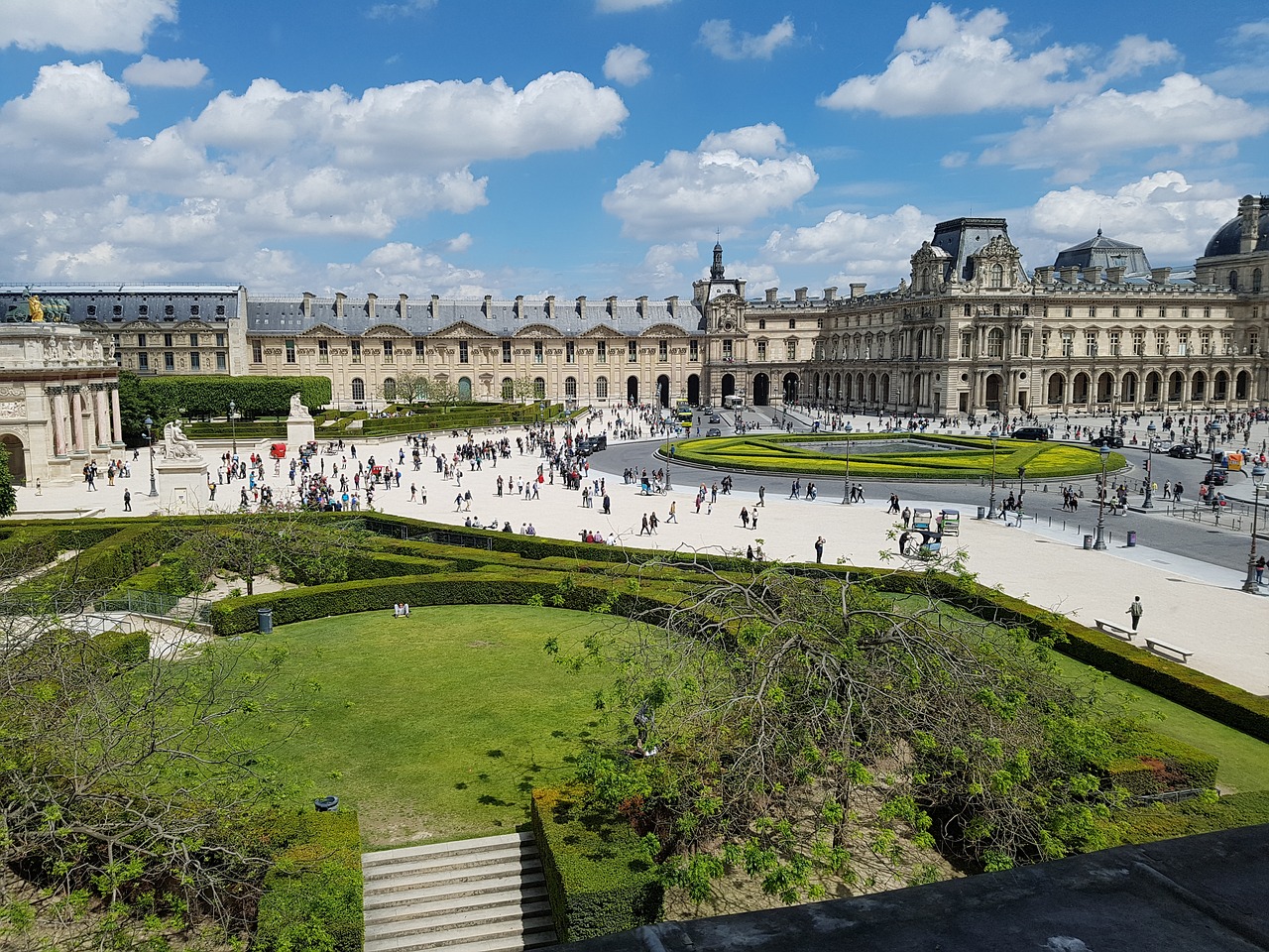 Nous allons faire du shopping dans le musée de Louvre